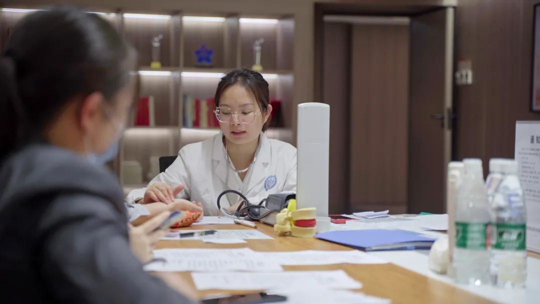 健康義診進(jìn)中庭，跟emo說拜拜