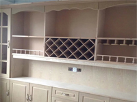 衣柜要定制的比較好還是現(xiàn)場(chǎng)做比較好？