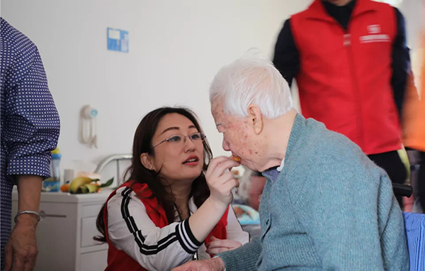 【先鋒引領(lǐng)，凝心聚力】三月學(xué)雷鋒，情暖敬老院